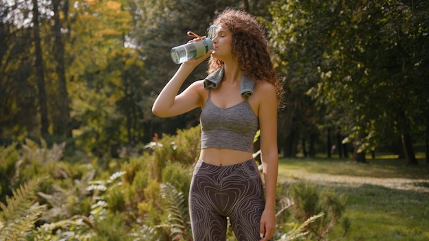 Sporty uitgeput dorst blanke vrouw drinken water met duim omhoog meisje sport vrouw na