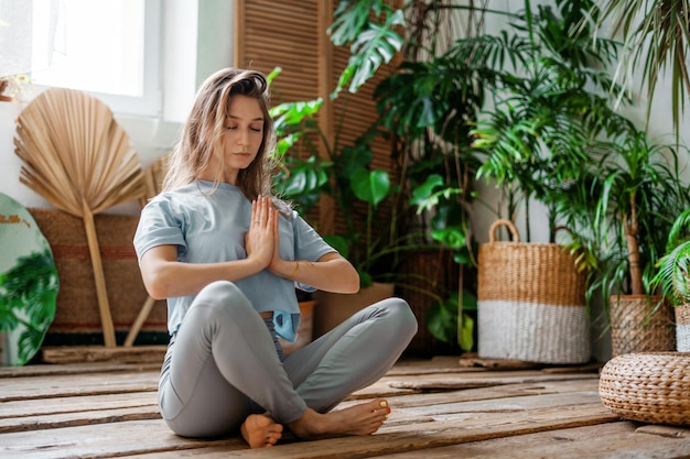 Foto una donna sportiva fa esercizi yoga asana in una sala fitness un equilibrio tra forza d'animo e salute