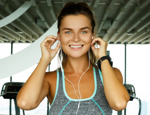 Photo sporty woman in the gym