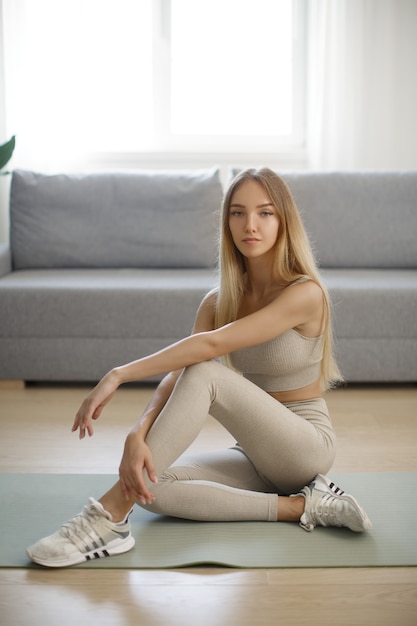 Donna sportiva sul tappetino da yoga a casa