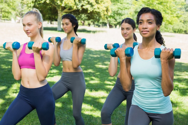 Sporty women lifting weoghts