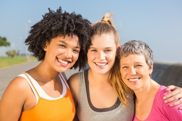 Foto donne sportive che sorridono alla macchina fotografica