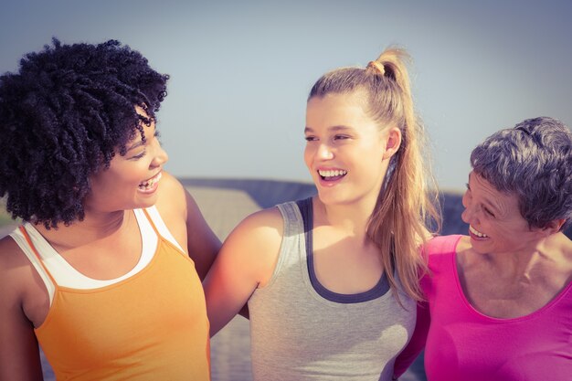 Photo sporty women smiling at each other