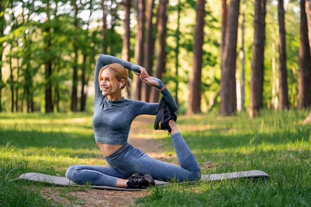 Photo sporty young woman doing stretching