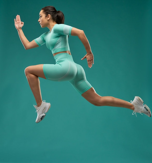 Photo sporty young woman running in the air