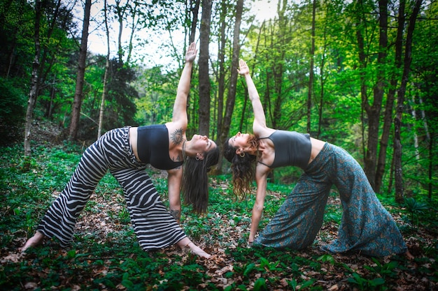 Sportyogahoudingen door een paar meisjes