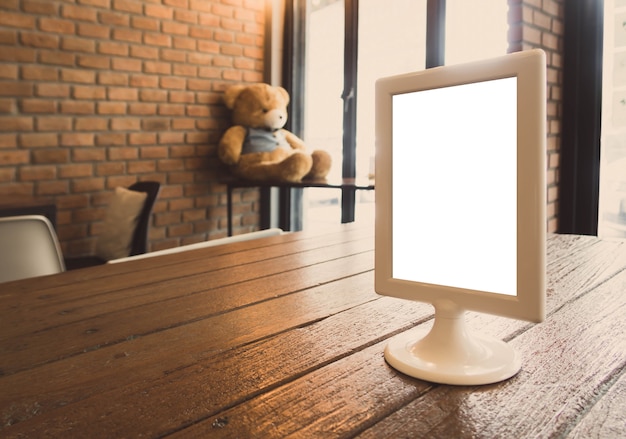 Foto spot omhoog menuframe op lijst op restaurant en koffiewinkelachtergrond met uitstekende filter