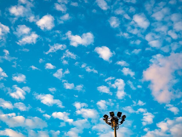 Foto il palo dei riflettori in alto nel cielo