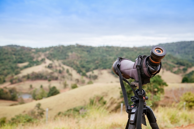 spotting scope of monoculair op wazig groene berg