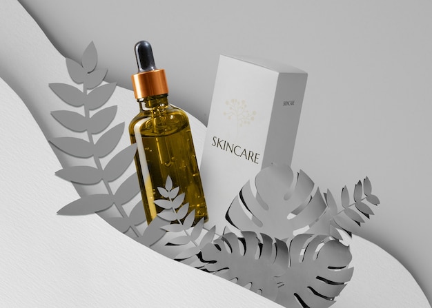 Spraying van cosmetisch product op uitgerekte papieren stukken