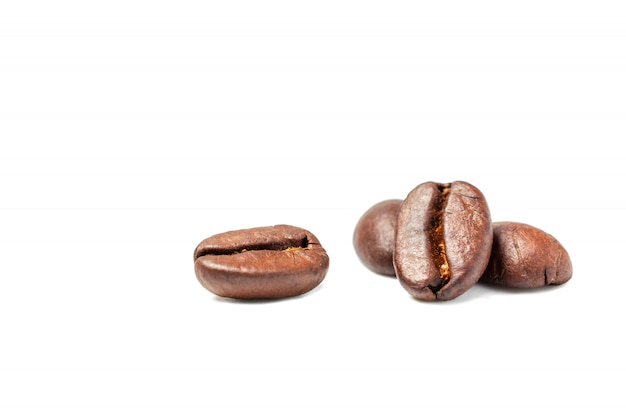 白い背景とコピースペースに分離されたコーヒー豆の広がり