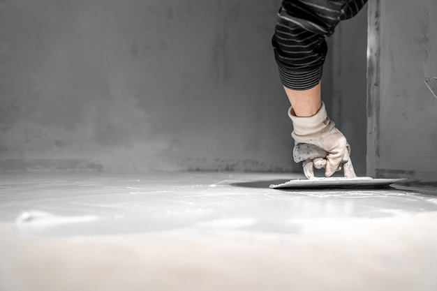 Spread the insulation on the concrete floor using a trowel