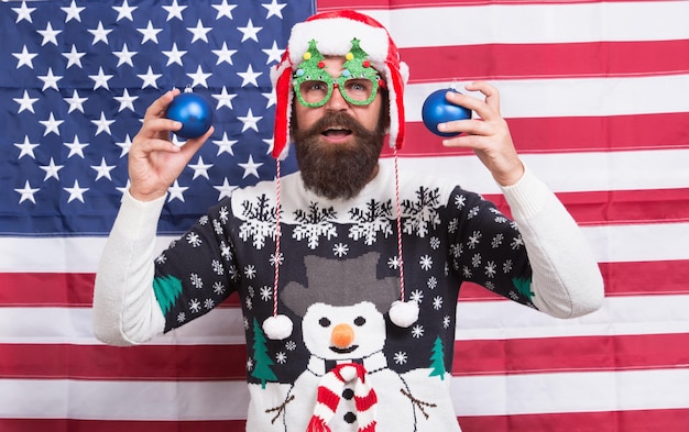 사진 기쁨을 퍼뜨리십시오 수염 난 미국 남자 크리스마스와 새해를 축하합니다 미국식 겨울 인사 재미 쾌활한 힙 스터 멋진 미국 크리스마스 행복한 산타 미국 국기 배경