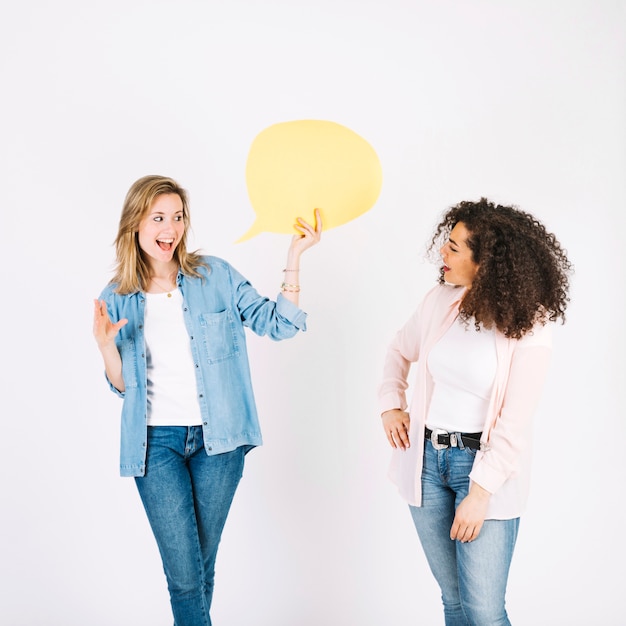 Sprekende vrouwen met toespraakballon