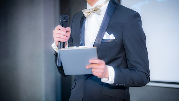 Spreker die een lezing in conferentiezaal geeft bij bedrijfsevenement