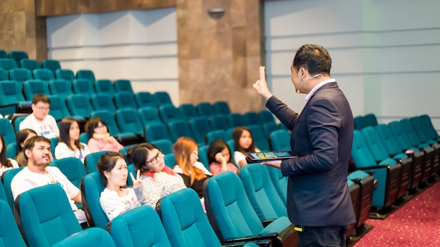 Spreker in de klas zegt over politiek en financiën voor de groep studenten