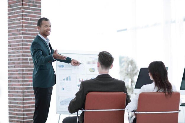 Spreker maakt verslag van de presentatie van het financiële project