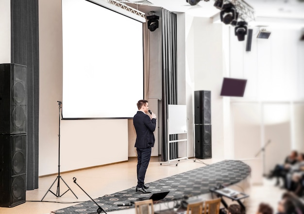 Spreker op zakelijke conferenties die voor het bestuur staan voor zakelijke presentaties