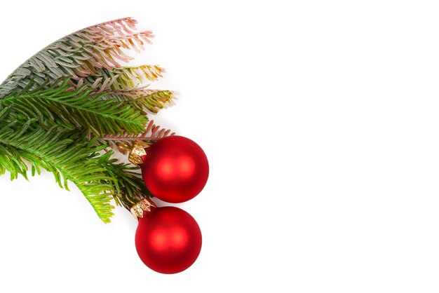 クリスマスボールで飾られたトウヒの小枝