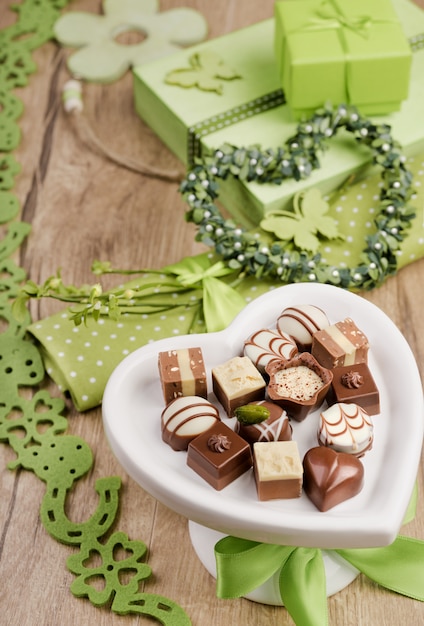 Composizione primaverile con praline al cioccolato