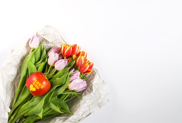Bei fiori del tulipano della primavera su fondo leggero morbido. festa della mamma, composizione floreale decorativa festiva della cartolina d'auguri.