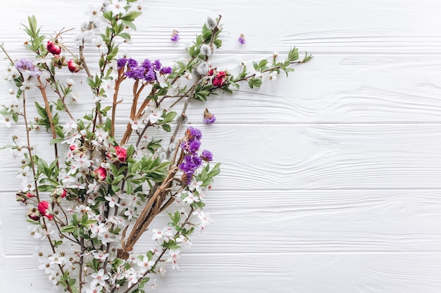 Foto fiori di primavera su sfondo di legno