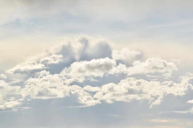 Cielo azzurro di primavera e nuvole bianche sfondo astratto con nuvole