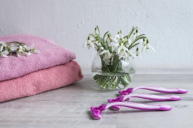 Foto rasoi per la cura del corpo a primavera asciugamani di terry sullo scaffale del bagno