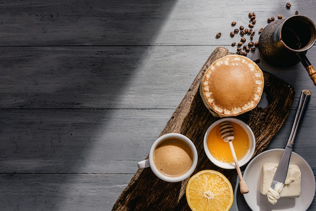 Prima colazione di primavera con caffè e frittelle