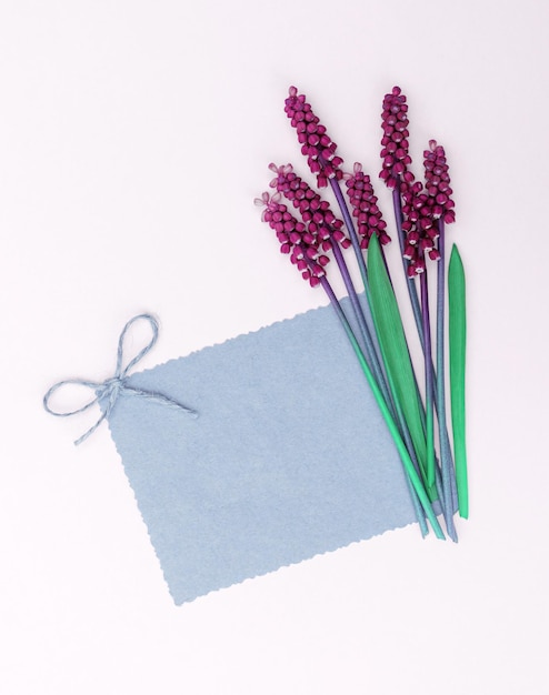 Весенняя открытка с букетом ярко-фиолетовых цветов