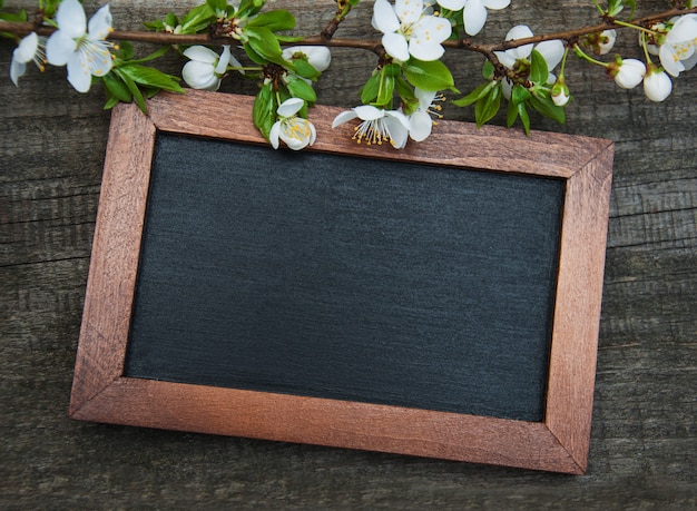 春のチェリーの花と黒板