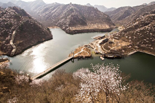 中国の春。湖と桜、中国の山の風景