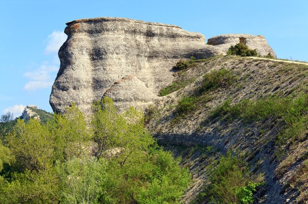 空の背景に急な岩と春のクリミア山の風景（ウクライナ）。