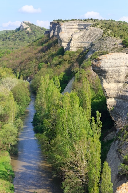 Фото Весенний крым горный пейзаж с обрывистыми скалами и рекой (украина).