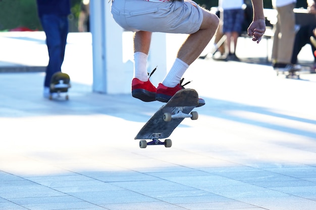 Spring een jonge man op een skateboard