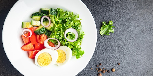 Primavera insalata di uova verdure fresche cetriolo pomodoro lattuga pasto sano cibo snack sul tavolo