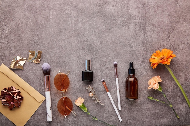 Весенний женский набор с кистями для макияжа, аксессуары, цветы эфирного масла с копией пространства Эстетическая женская концепция фона подарочного сертификата
