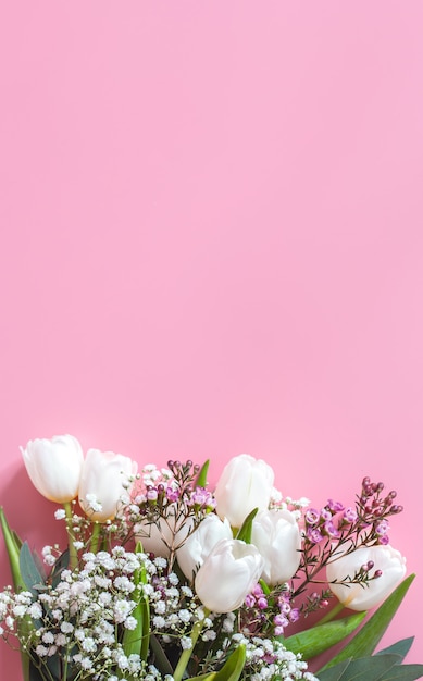 весенняя цветочная композиция на розовой стене