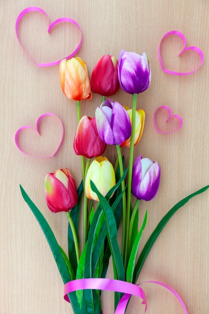 Fiore di primavera di tulipani multicolore su fondo in legno, piatto laici immagine per biglietto di auguri vacanza per la festa della mamma, san valentino, festa della donna