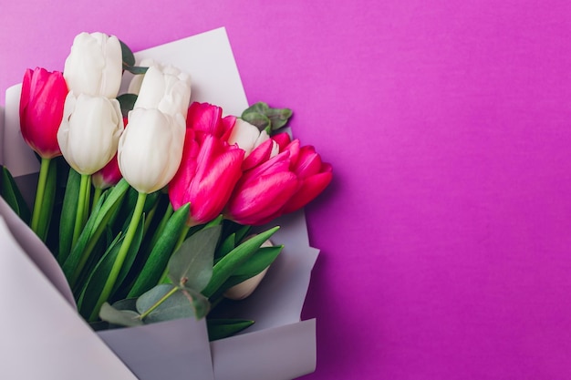 Fiori primaverili per la giornata internazionale della donna bouquet di tulipani bianchi e rosa regalo per la festa della mamma 8 marzo