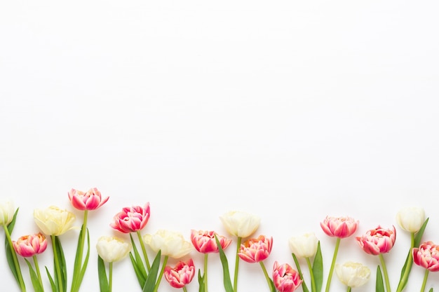 Foto fiori di primavera. tulipani su sfondo di colori pastello. biglietto di auguri stile vintage retrò. festa della mamma, biglietto di auguri di pasqua.