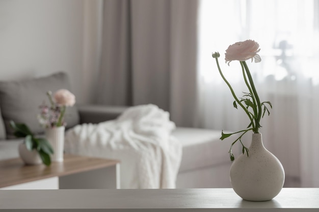 Photo spring flowers in vase in white modern interior