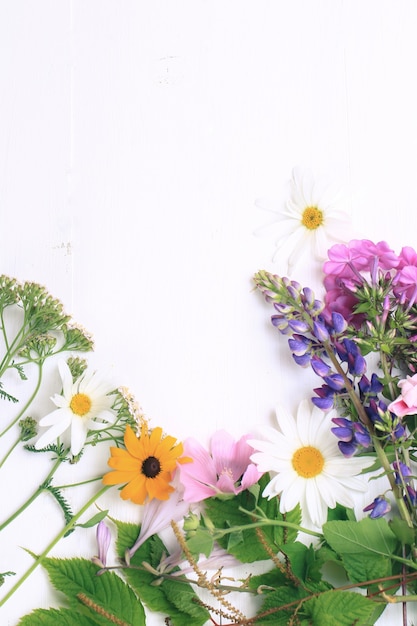 Fiori primaverili su uno sfondo di legno bianco