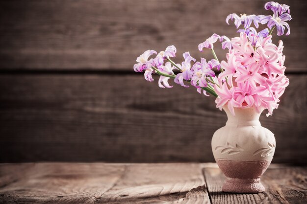 木製の背景の春の花