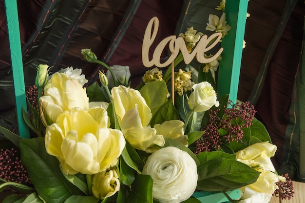 Fiori di primavera in scatola di legno e topper amore, san valentino, matrimonio