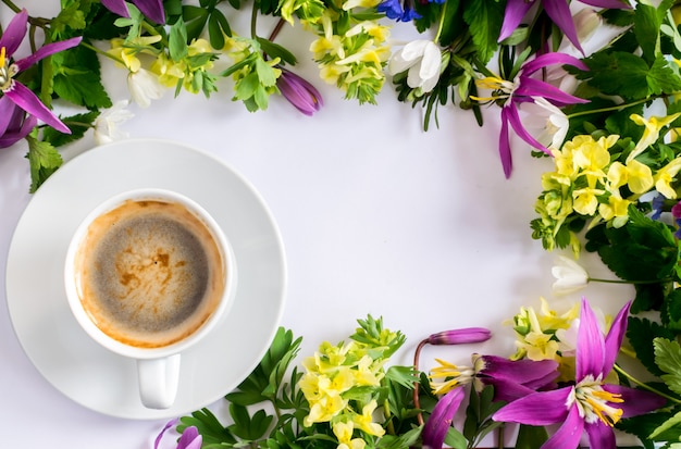 Foto primavera fiori di bosco e tazza di caffè