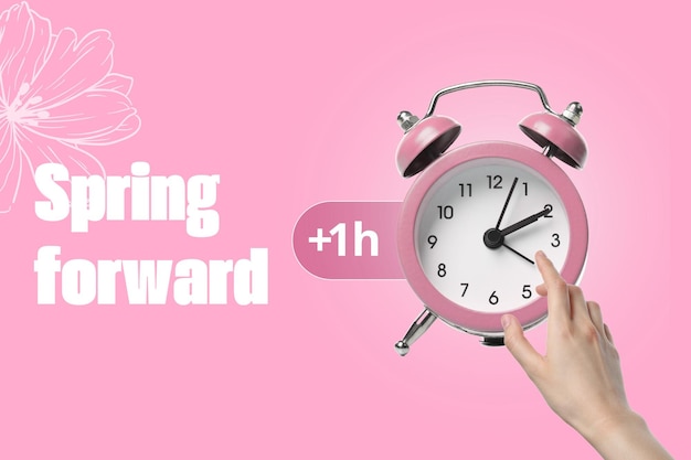 스프링 포워드 (Spring Forward) 라는 텍스트가 있는 분홍색 배경에 있는 알람 시계