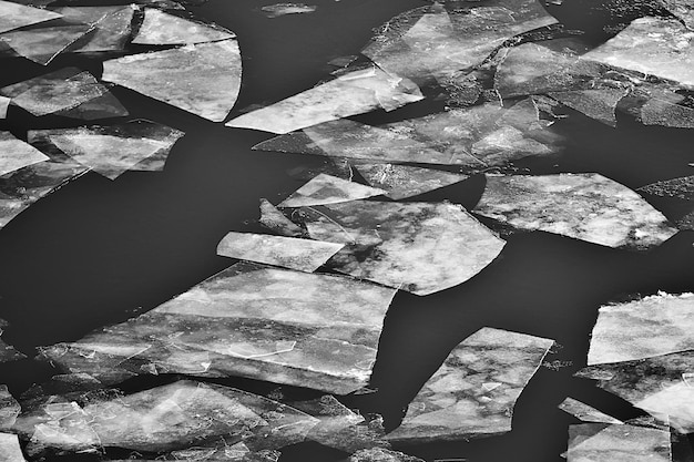 Ghiaccio galleggiante primaverile sul fiume / texture di sfondo, marzo sul fiume