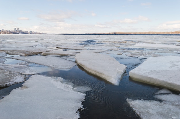봄 얼음 강에 표류.
