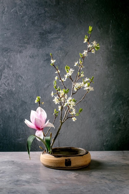 白い花が咲く春の生け花